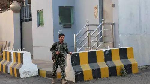 رجل أمن حوثي أمام مقر للأمم المتحدة في صنعاء