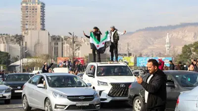 سوريون يحتفلون بسقوط الأسد في دمشق