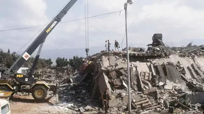 آثار انفجار الثكنة العسكرية الأمريكية في بيروت