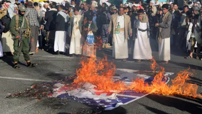 حوثيون يحرقون علمي إسرائيل والولايات المتحدة