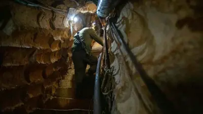 جندي إسرائيلي في نفق يمتد من جنوب لبنان إلى الداخل الإسرائيلي 