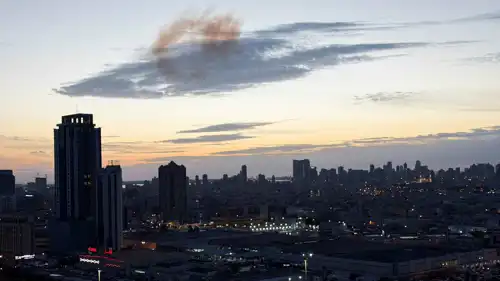 دخان في سماء العاصمة المنامة جراء اعتراض أطلق من إيران