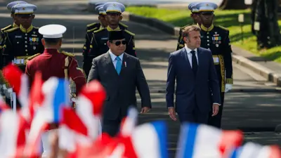 من مراسم استقبال الرئيس الفرنسي في إندونيسيا