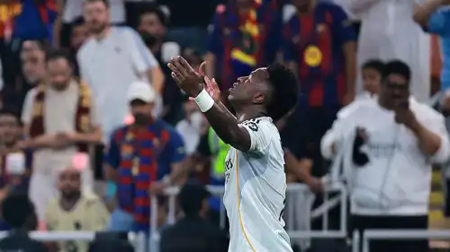 فينيسيوس جونيور يحتفل بهدفه في شباك برشلونة