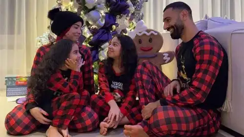 محمد صلاح يحتفل مع أسرته بالكريسماس العام الماضي