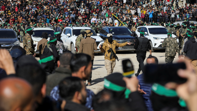 عناصر حماس أثناء تبادل الأسرى في غزة