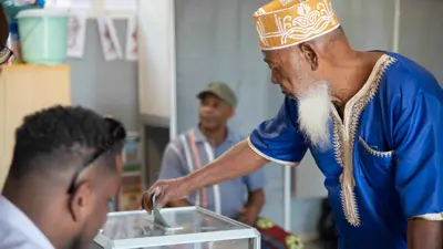 ناخب يدلي بصوته خلال الجولة الثانية من الانتخابات التشريعية الفرنسية في مركز اقتراع في سادا بجزيرة مايوت الفرنسية في المحيط الهندي