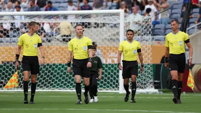 الهولندي داني ماكيلي حكم مباراة الهلال وفلومينينسي