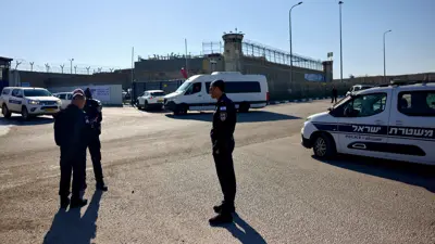 قوات من الشرطة الإسرائيلية في محيط سجن عوفر