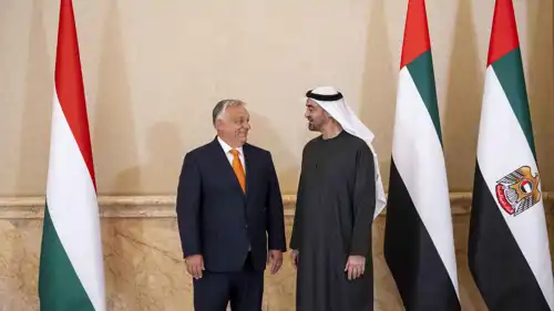 الرئيس الإماراتي خلال استقباله رئيس الوزراء المجري