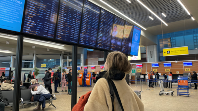 أحد الركاب ينظر إلى لوحة المغادرة في مطار شيريميتيفو