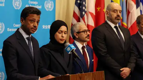 السفير جمال فارس الرويعي يتحدث للصحفيين