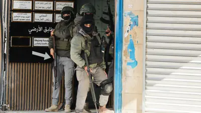 قوات الأمن الفلسطينية أثناء  اشتباكات مع مسلحين في جنين