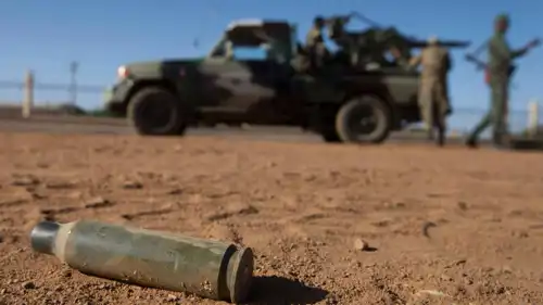 خرطوشة ملقاة على الأرض بجوار جنود ماليين