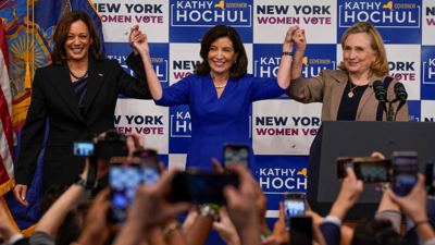 كامالا هاريس (يسار) هيلاري كلينتون (يمين)