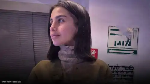 مذيعة إسرائيلية مسلحة داخل الاستديو