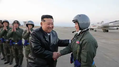 كيم جونغ يصافح أفراد القوات الجوية