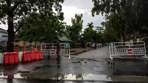 جندي عند مدخل طريق مغلق في كوتونو ببنين