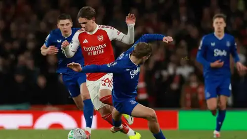 ماكس دومان لاعب آرسنال الإنجليزي