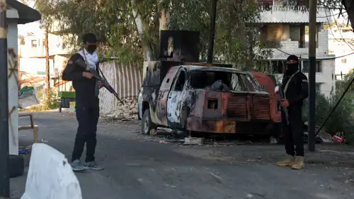 مسلحان تابعان للحكومة السورية في اللاذقية