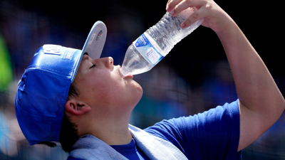 فتى يشرب المياه