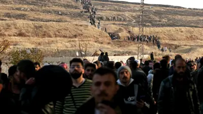 سوريون تدفقوا إلى سجن صيدنايا بحثا عن مفقوديهم