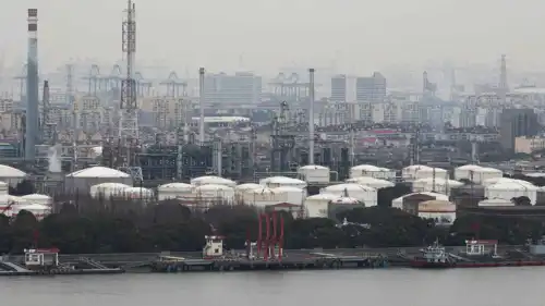 خزانات تخزين النفط ومرافق مصنع سينوبك في شنغهاي