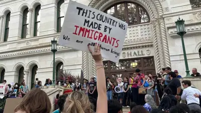 متظاهرة ترفع لافتة أمام مكتب عمدة مدينة سان أنطونيو