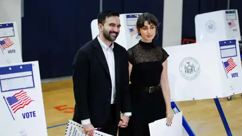  مرشح الحزب الديمقراطي لمنصب عمدة مدينة نيويورك، زهران ممداني، يمسك بيد زوجته بعد الإدلاء بأصواتهم