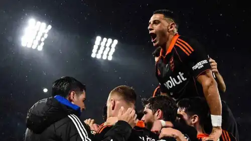 احتفال لاعبي كومو الإيطالي