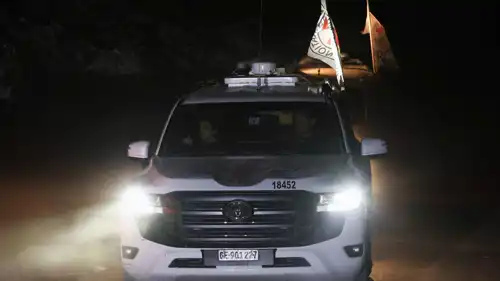 سيارة تابعة للصليب الأحمر تنقل جثة الرهينة الإسرائيلي