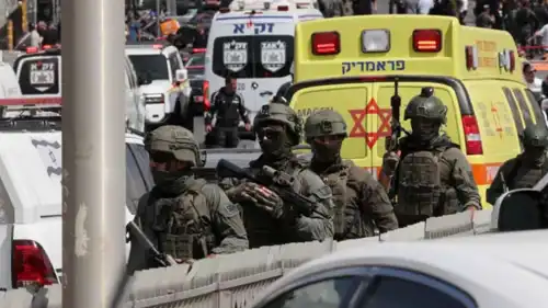 قوات إسرائيلية وخدمات الطوارئ في موقع عملية القدس