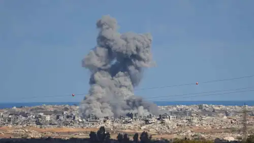 سحابة ضخمة من الدخان جراء قصف إسرائيلي على غزة اليوم