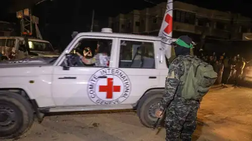 عناصر من حماس مع سيارة للصليب الأحمر في غزة