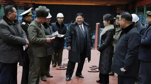 كيم جونغ أون أثناء تفقده لموقع بناء غواصة