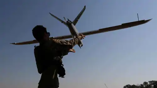 عسكري أوكراني يطلقط ائرة مسيرة