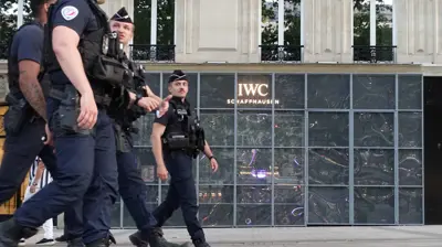 رجال شرطة فرنسيون في باريس