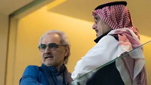 الأمير الوليد بن طلال ونواف بن سعد في مقصورة المملكة آرينا