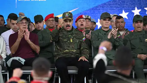 الرئيس الفنزويلي نيكولاس مادورو (وسط)