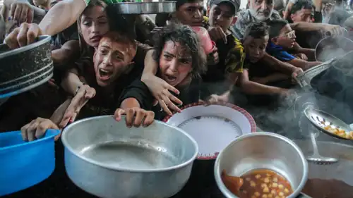 أطفال في غزة يحاولون الوصول إلى الطعام