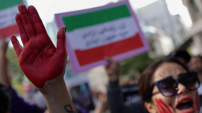 متظاهرات يهتفن بشعارات خلال احتجاج ضد النظام الإيراني