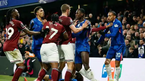 اشتباك بين لاعبي وست هام وتشيلسي