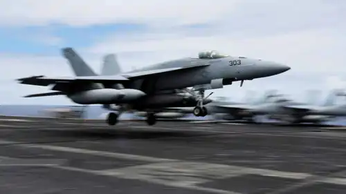 مقاتلة أمريكية من طراز (إف إيه 18)