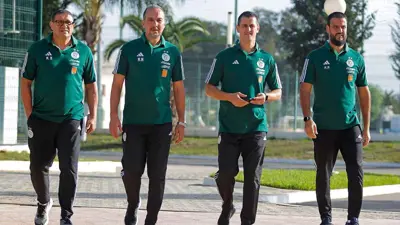 رفيق صايفي (الثاني من اليمين) 