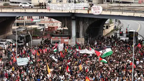 احتجاج يشارك فيه عمال الموانىء بجنوة في إيطاليا ضد حرب غزة