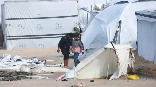 طفلان في مخيمات النزوح بغزة