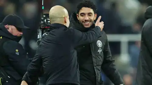 بيب غوارديولا مدرب مانسشتر سيتي وعمر مرموش