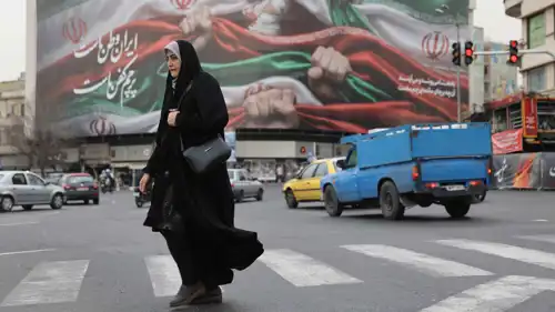 امرأة إيرانية تسير في أحد شوارع طهران، إيران