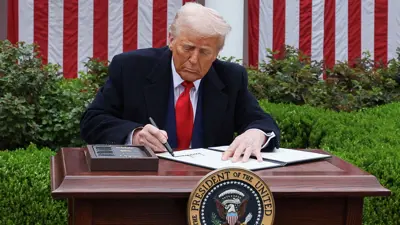 ترامب خلال توقيع الأمر التنفيذي