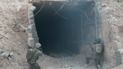 جنديان إسرائيليان أمام نفق في غزة